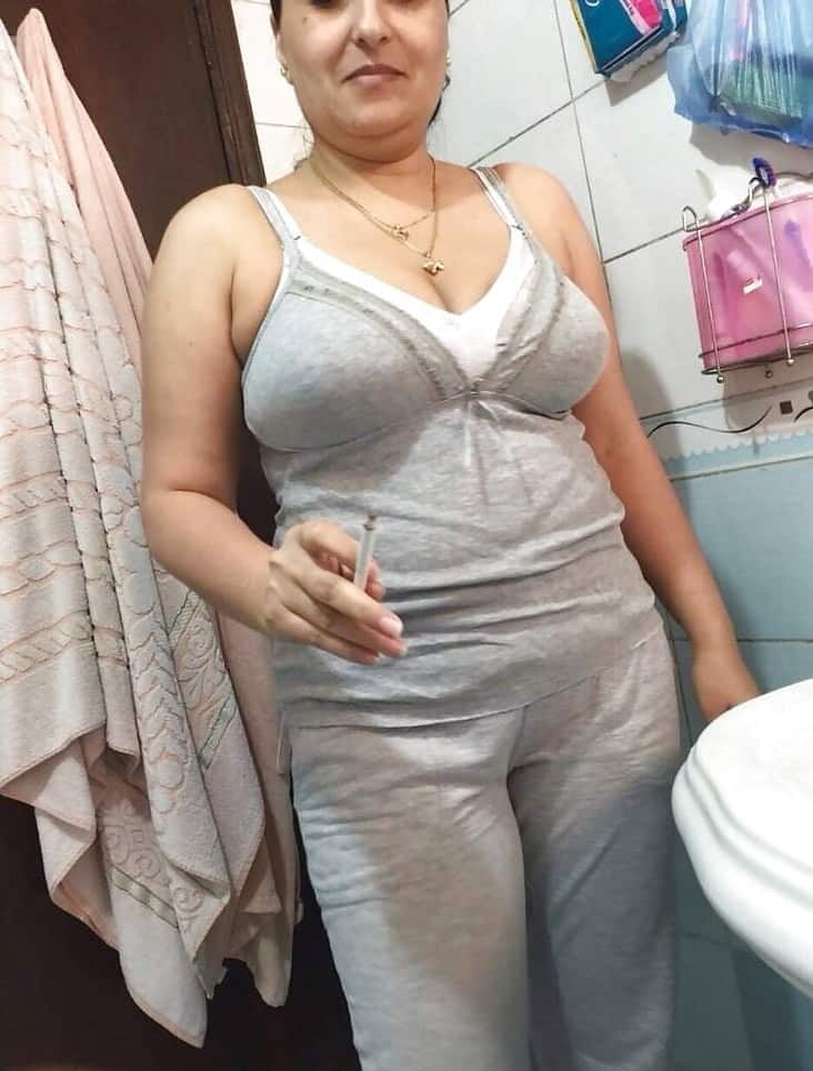 Punjabi aunty nude pics for your dick's pleasure