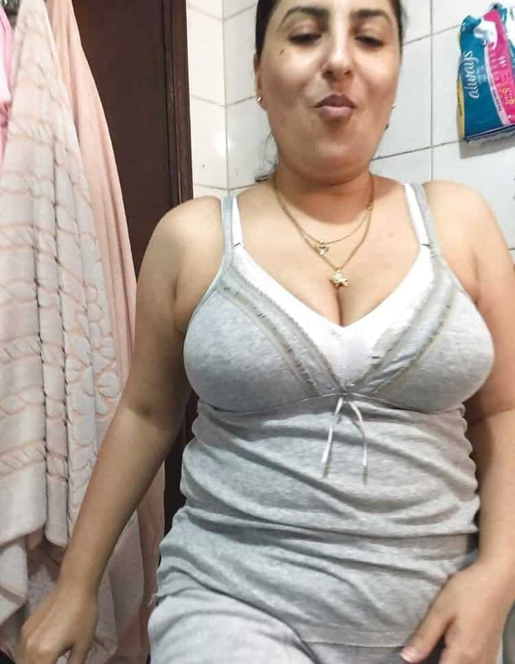 Punjabi aunty nude pics for your dick's pleasure