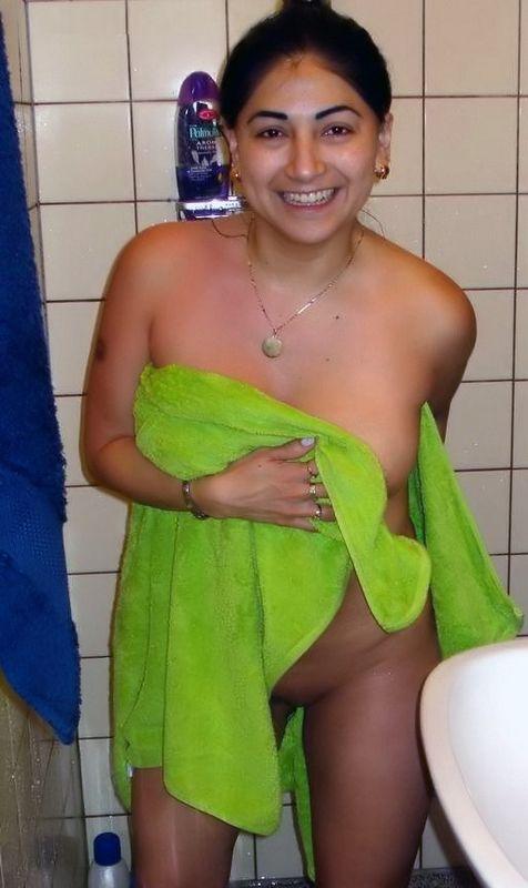 Sexy Indian girlfriend flaunts her curves when bathing