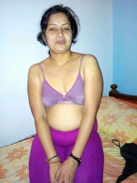 Hot and sexy Desi Bhabhi naked pics