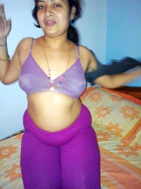 Hot and sexy Desi Bhabhi naked pics