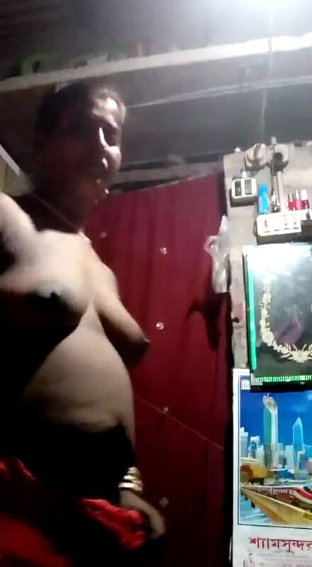 Cheating desi bhabhi nude photos shared with devar