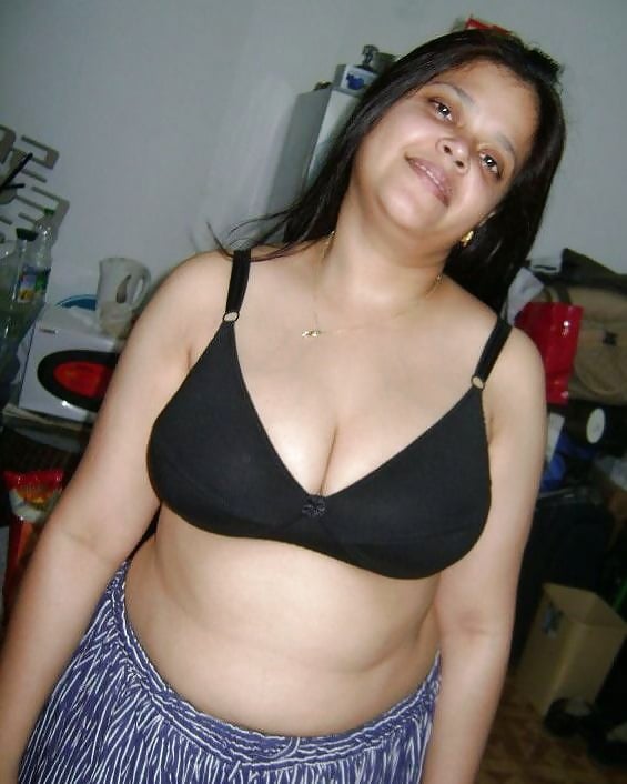 Chubby indian MILF Bhabhi nude piocs