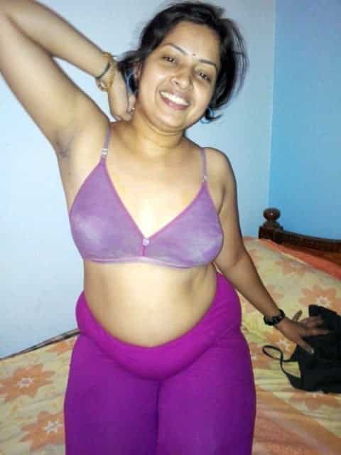 Cute Desi Bhabhi nude pics to arouse your sex mood