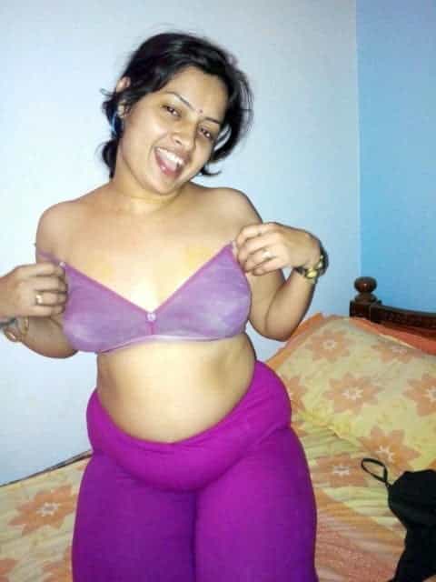 Cute Desi Bhabhi nude pics to arouse your sex mood