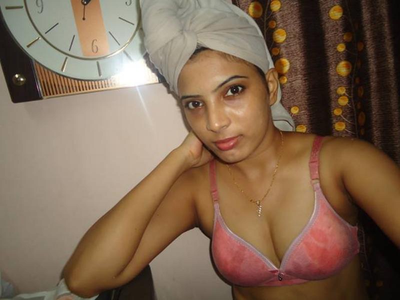Naked pictures of Indian big boobs hot bhabhi before bath