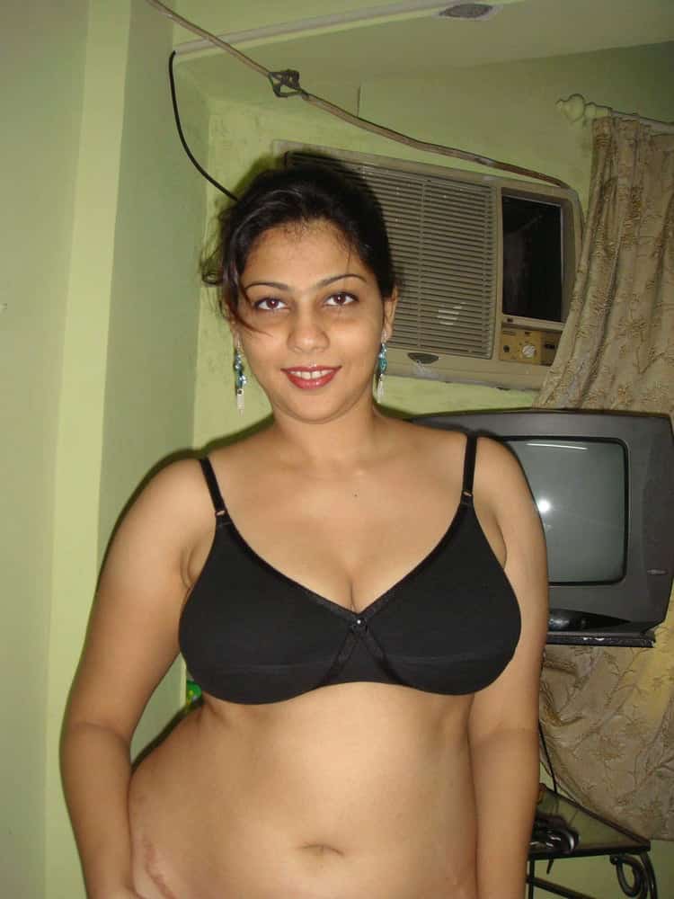 Red hot sexy Desi Bhabhi nude pics