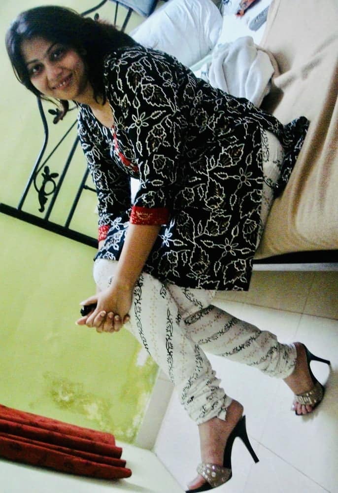 Red hot sexy Desi Bhabhi nude pics