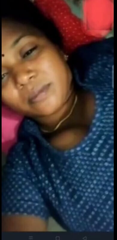 Cute Indian bhabhi showing naked boobs photos