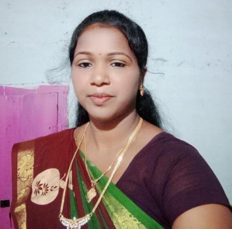 Cute Indian bhabhi showing naked boobs photos