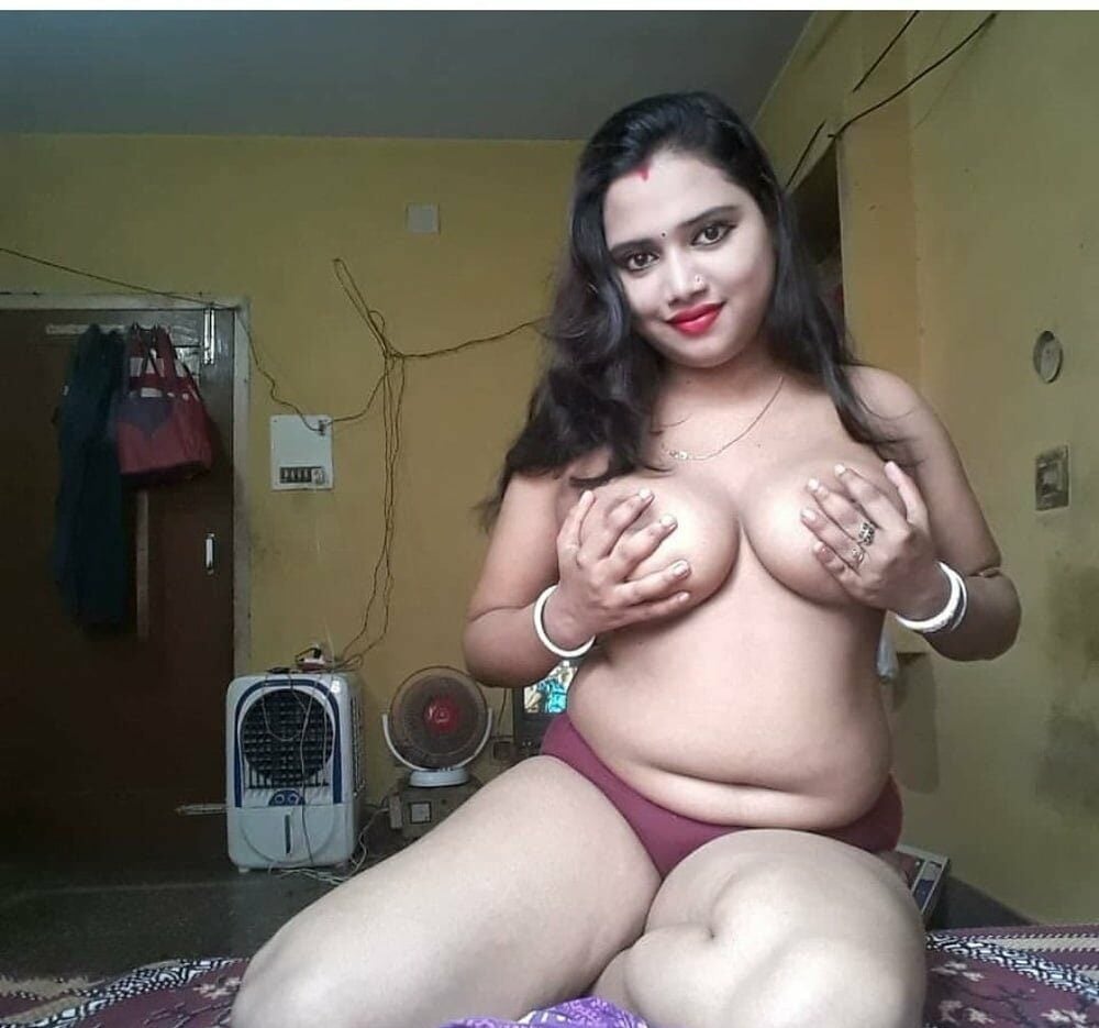 Newly married bhabhi seducing photos in transparent saree