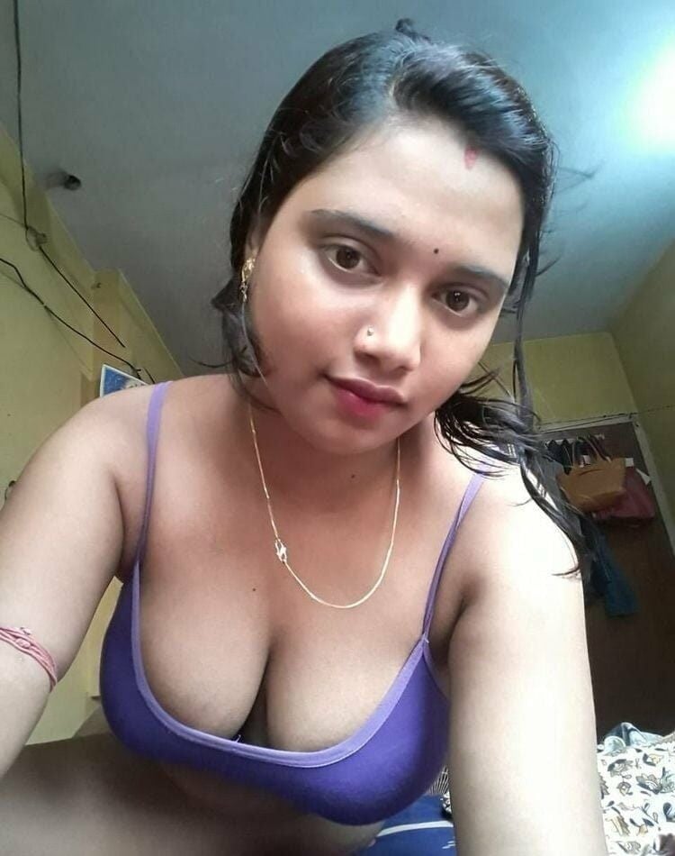 Newly married bhabhi seducing photos in transparent saree