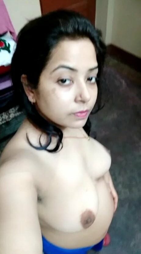 Newly married bhabhi seducing photos in transparent saree