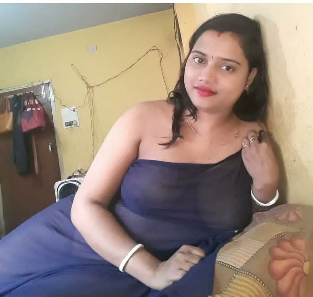 Newly married bhabhi seducing photos in transparent saree