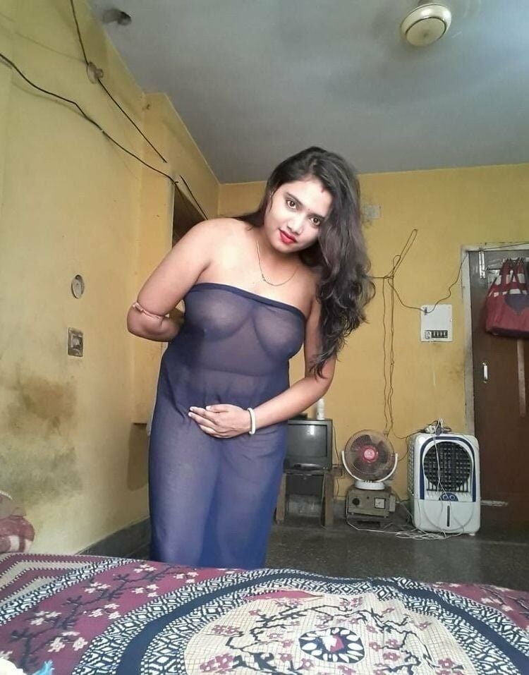 Newly married bhabhi seducing photos in transparent saree