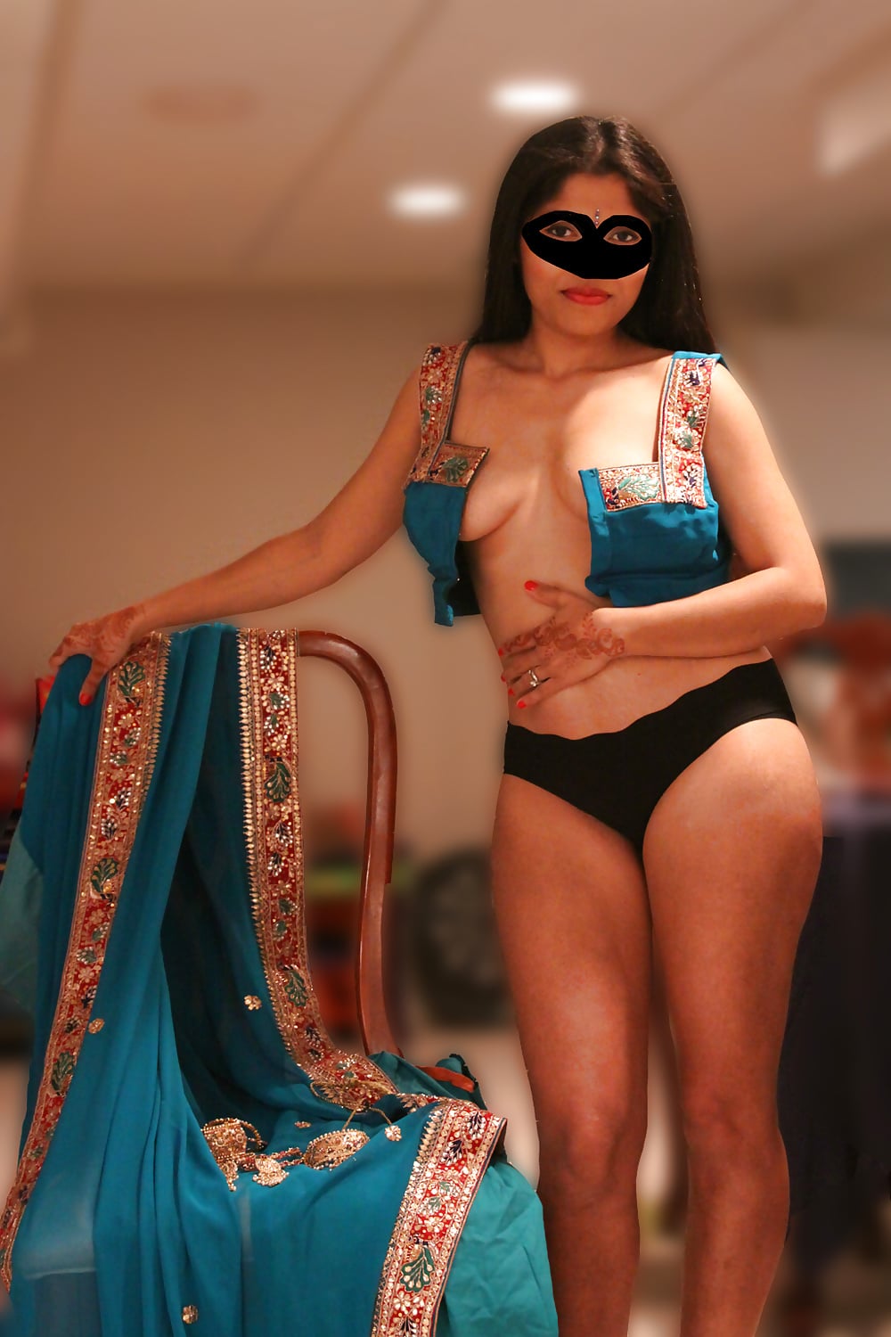 Indian Bhabhi saree striptease pics