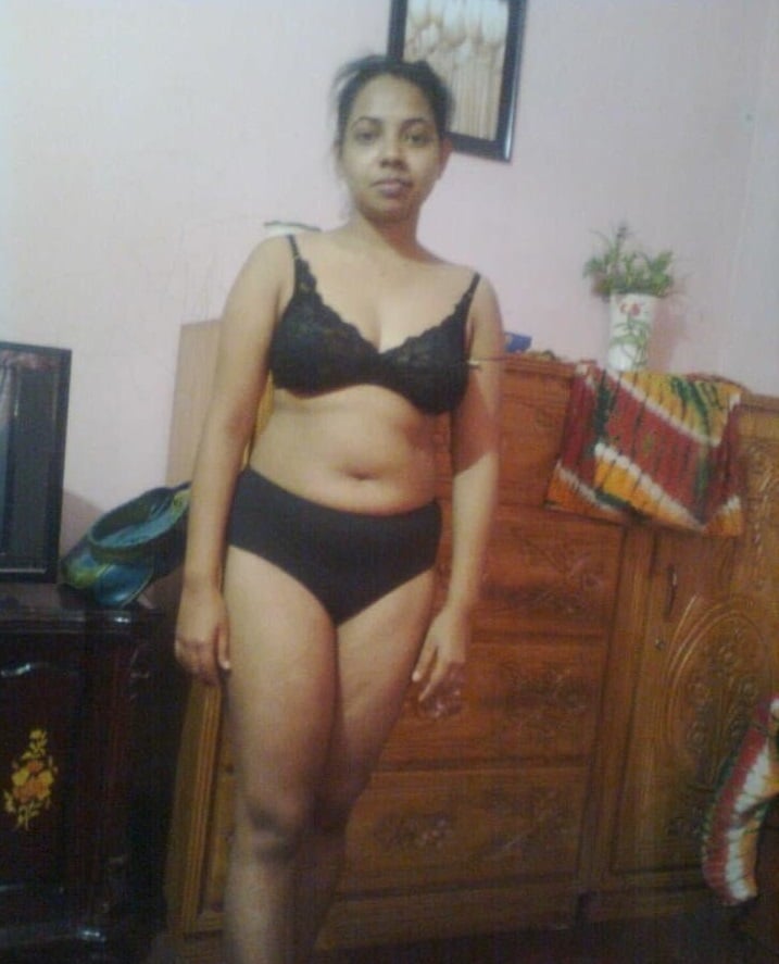 Nude Desi Bhabhi bedroom pics