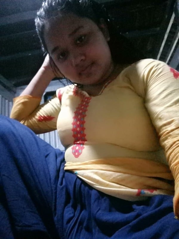 Big boobs Bangla girl topless selfie pics shared