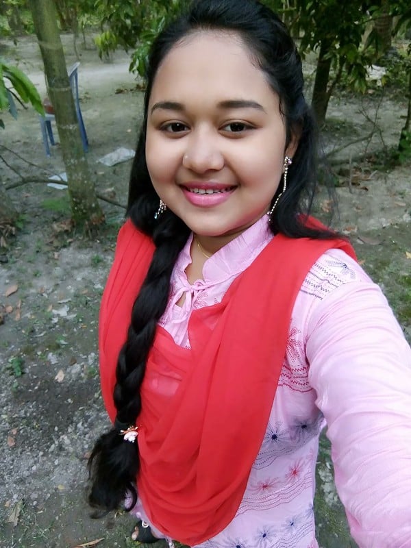 Big boobs Bangla girl topless selfie pics shared