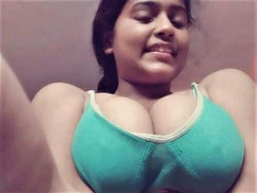 Big boobs Tamil girl exposing her boobs on cam