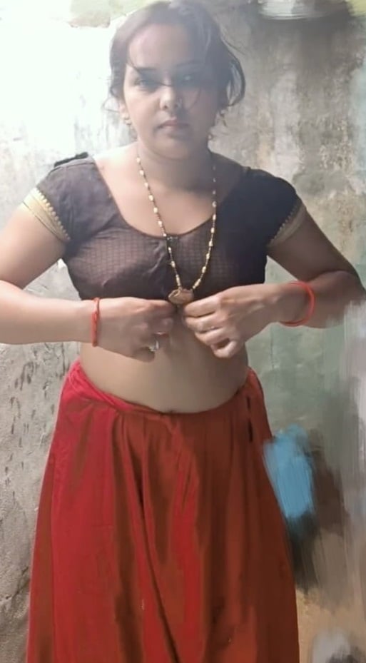 Village Bhabhi nude bath pics