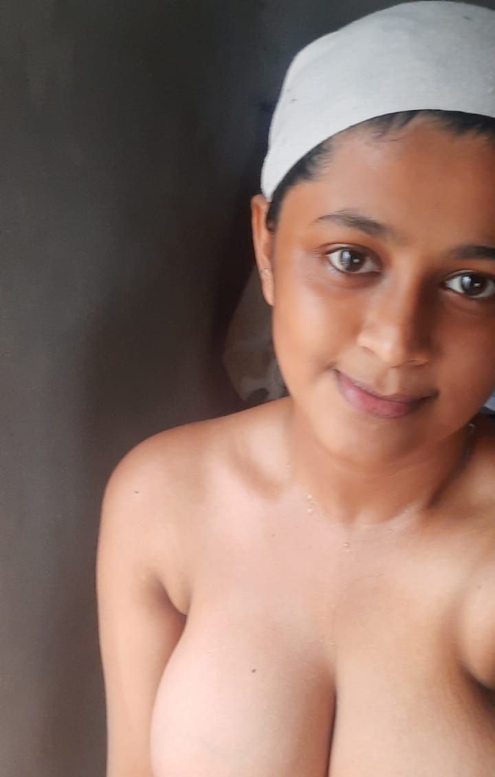Big boobs Indian girl cute nude photos