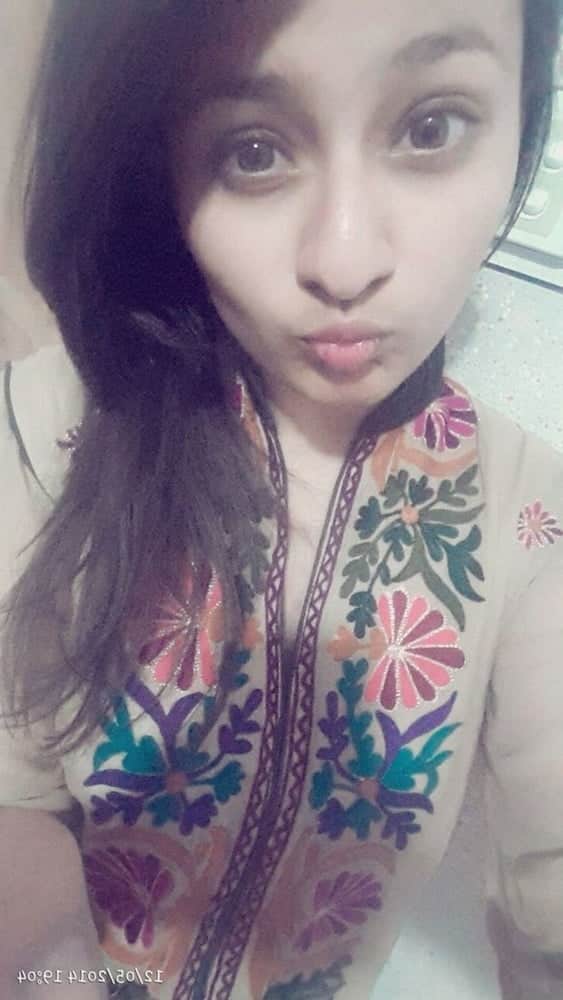 Indian sex photos of hot young call-girl in hotel leaked