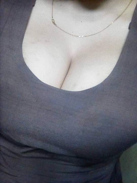Sexy college girl's beautiful big boobs pics