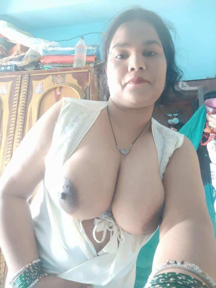 Big boobs Bhabhi photos got leaked on the net