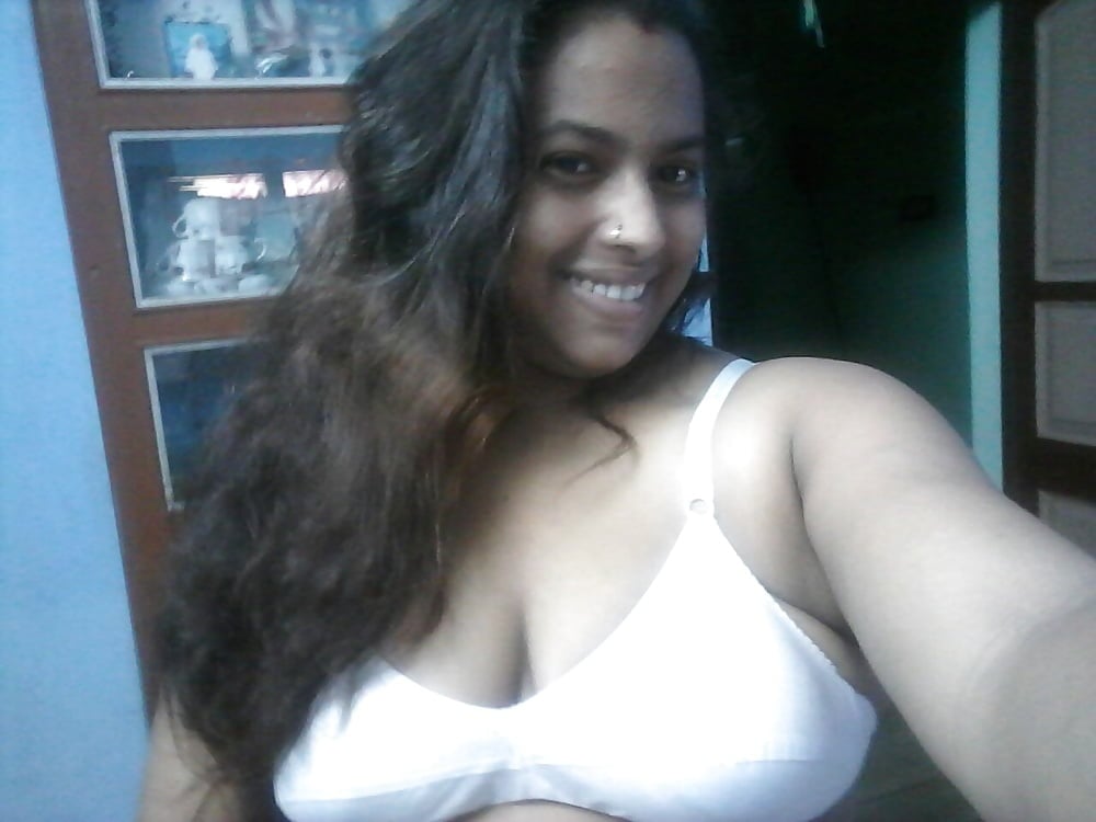 Busty Bengali MILF boobs show with a smiling face