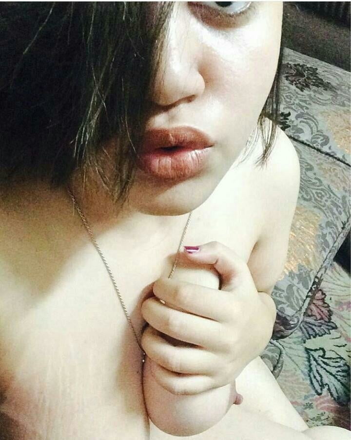 Busty wife sexy pics leaked online