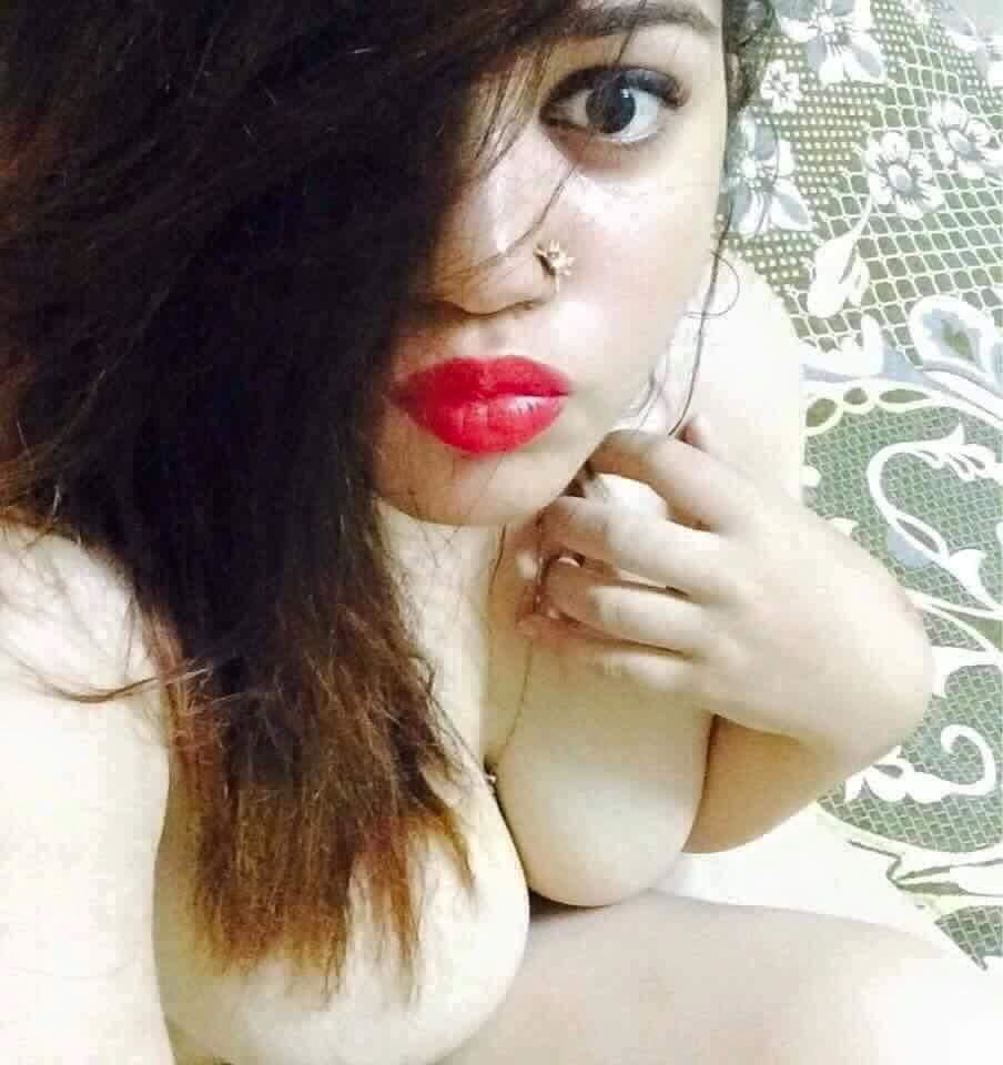 Busty wife sexy pics leaked online