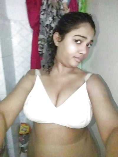 Busty Desi girl nude pics