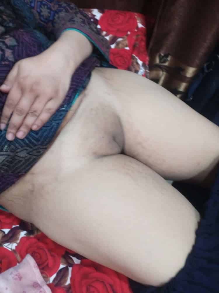 Red hot busty Karachi girl nude pics gallery