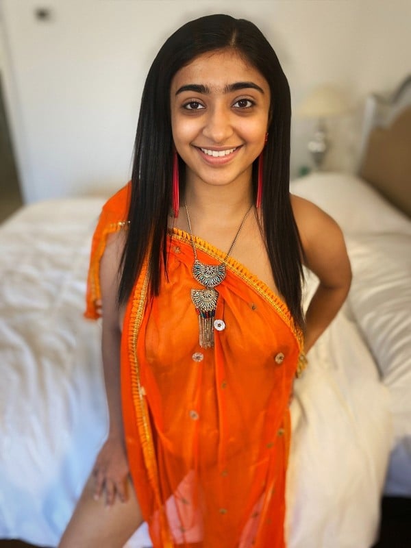 Super busty Indian girl nude pics