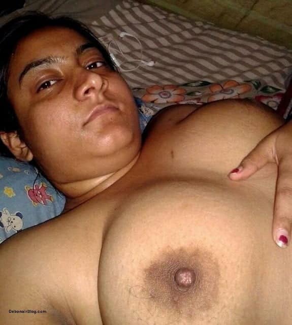 Busty Indian girl pics collection leaked online