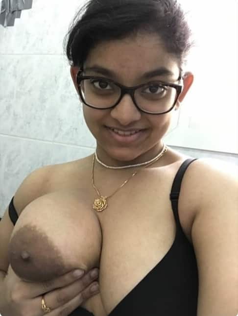 Hot Desi beauty showing her nude body