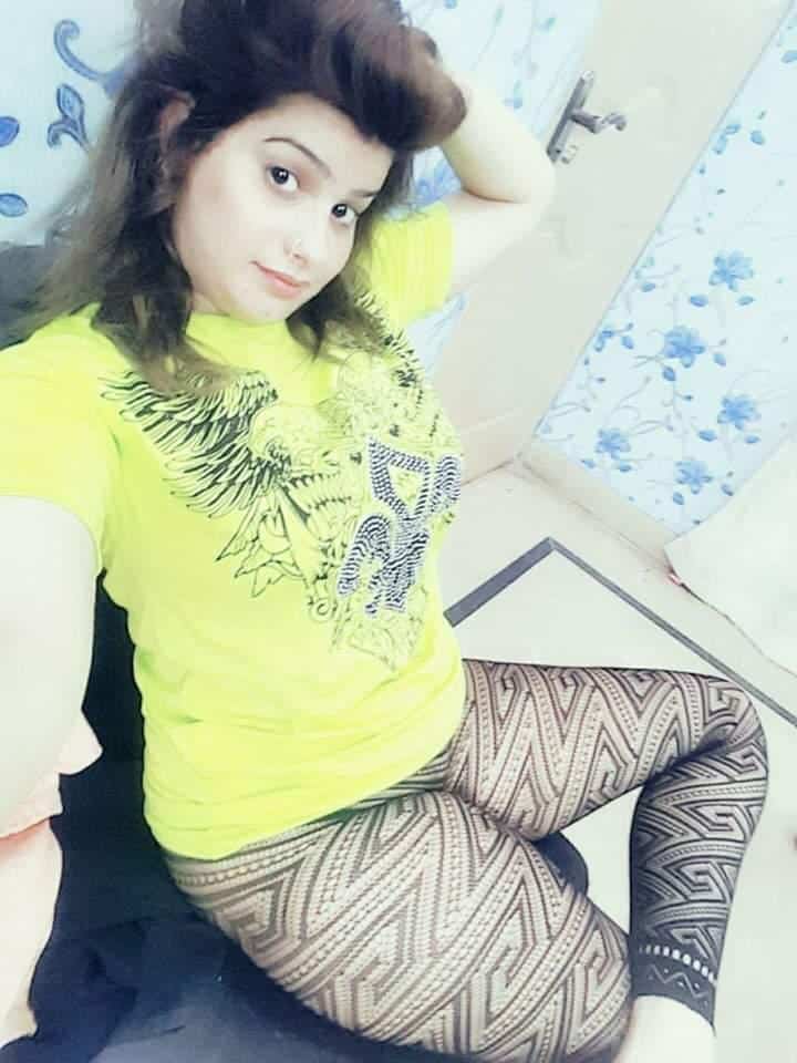 Hot sexy Pakistani beauty exposing her private parts