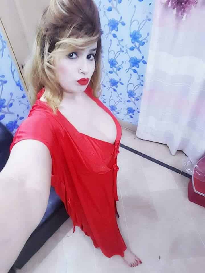 Hot sexy Pakistani beauty exposing her private parts