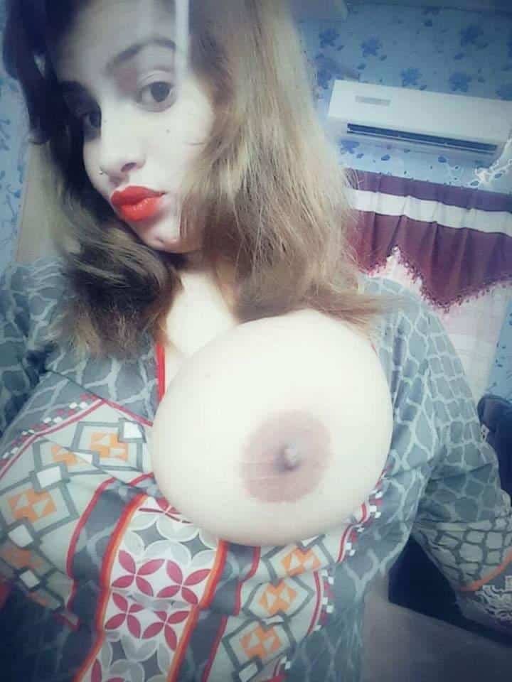 Hot sexy Pakistani beauty exposing her private parts