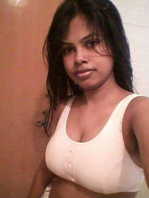 Married Bangla girl exposing her naked figure