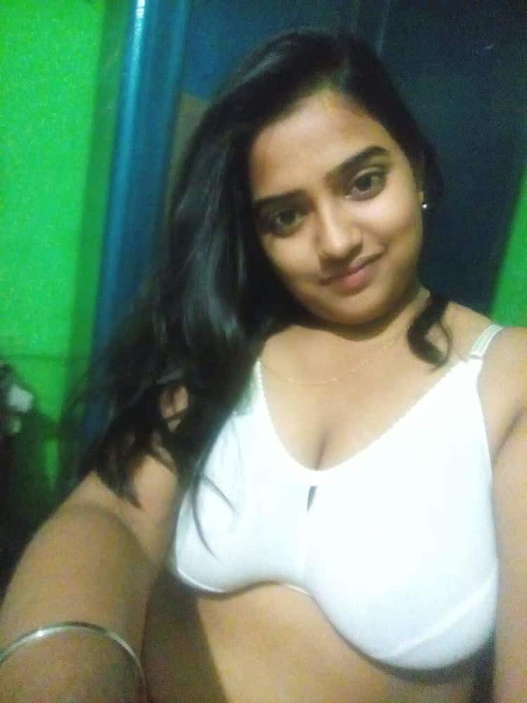 Desi busty girl nude pics shared on the net