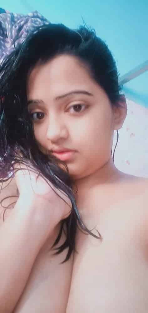 Desi busty girl nude pics shared on the net