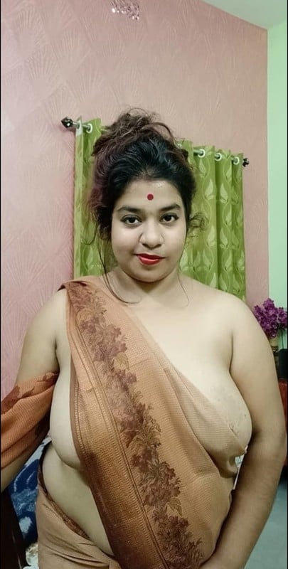 Unsatisfied big boobs Bengali Boudi nude photos