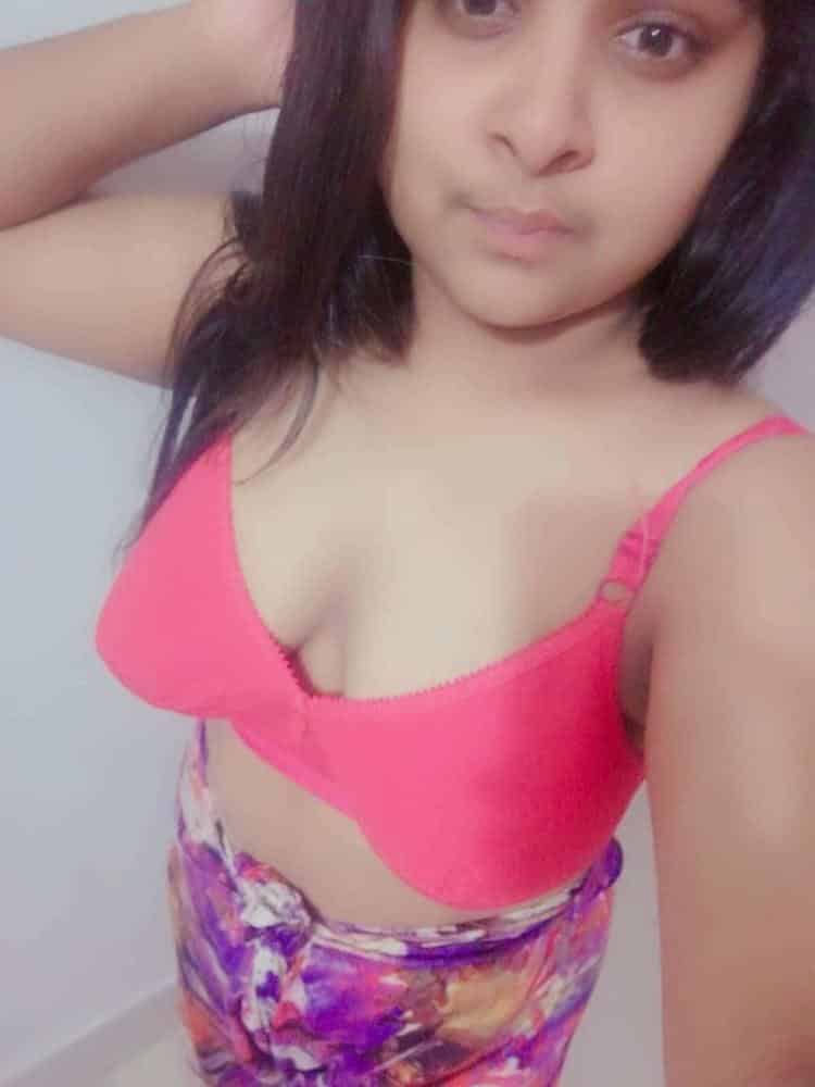 Naughty little Desi babe nude pics