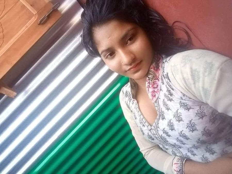 Hot village girl exposing her nude body photos