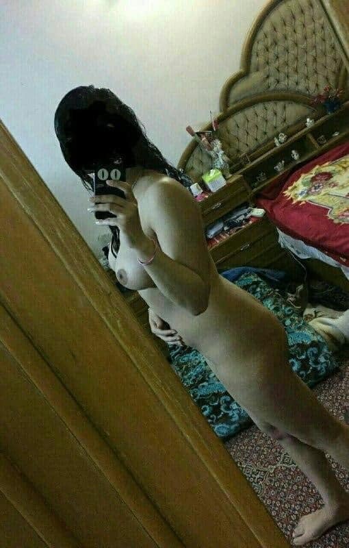 Paki Babe nude pics solo selfie