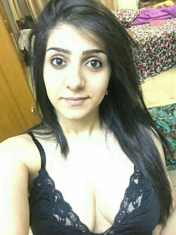 Paki Babe nude pics solo selfie