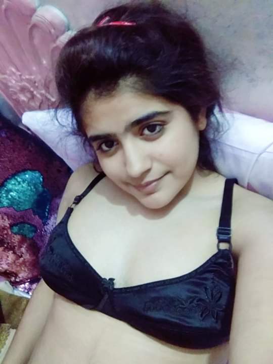 Pakistani girl topless photo collection
