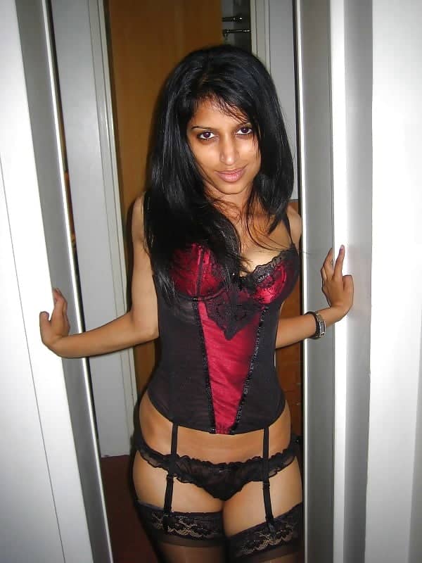 Indian sex photos of secretary in Saree sucking cock